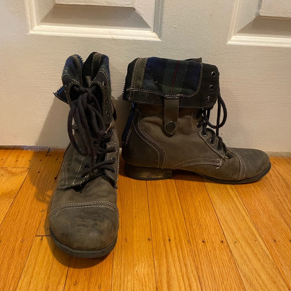 Steve Madden combat boots size 9